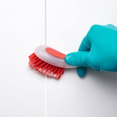 Come pulire le piastrelle del bagno e le fughe dalla muffa in poche mosse