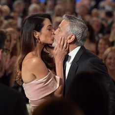 Amal Clooney, sublime dans une robe rose à col bardot au bras de son époux