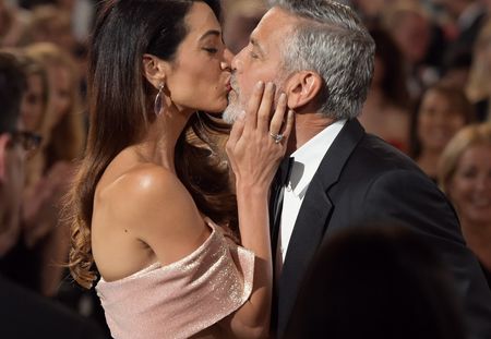 Amal Clooney, sublime dans une robe rose à col bardot au bras de son époux