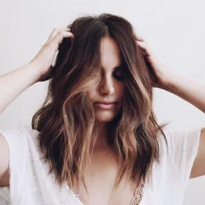 Mechas tiger eye, el balayage ideal para las morenas