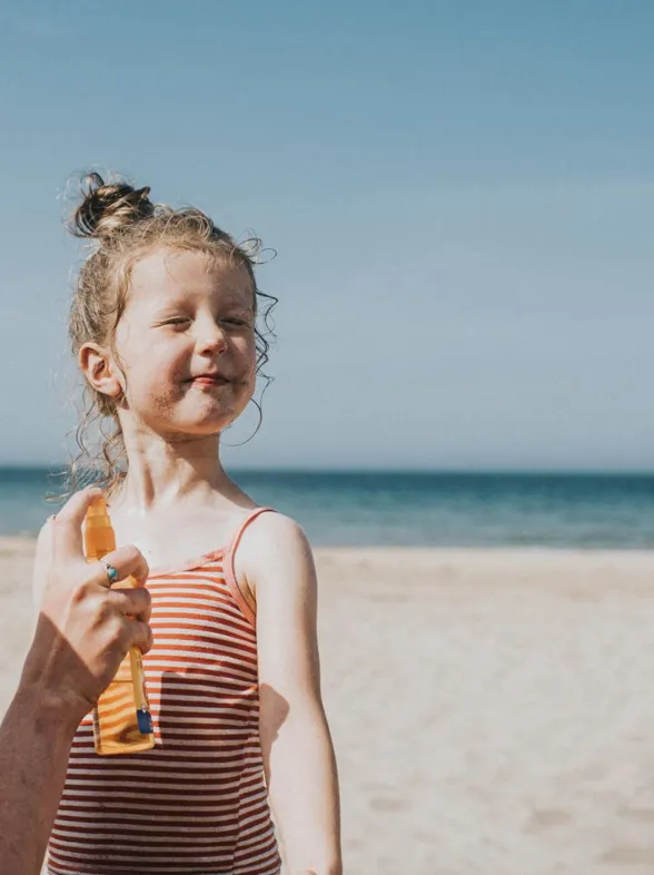 Sonnenschutz für Kinder: Was Eltern beachten sollten