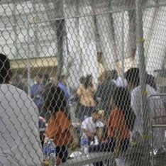 Cette vidéo poignante montre comment les États-Unis enferment les enfants migrants dans des cages