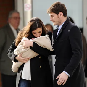 Primera foto de familia: Sara Carbonero e Iker Casillas presentan a Martín