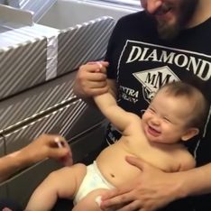 Le meilleur médecin du monde a une technique géniale pour piquer les bébés ! (Vidéo)