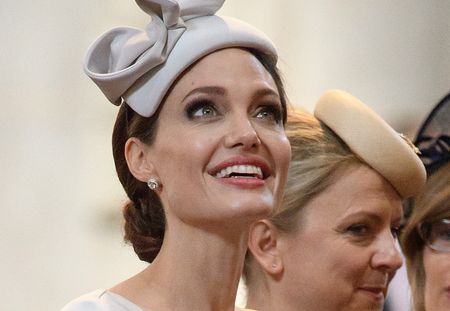 En visite à Londres, Angelina Jolie attire tous les regards dans un look très british