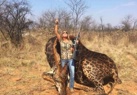 Menacée de mort après avoir chassé une girafe noire, cette chasseuse tente de se justifier