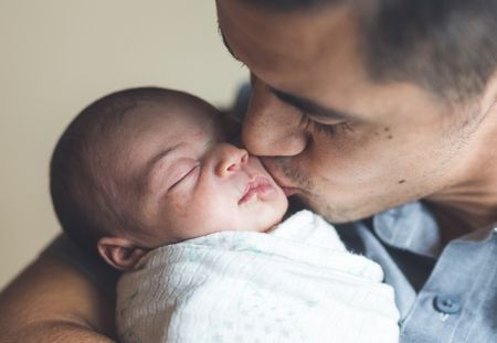 Un père réussit à allaiter son bébé grâce à une technique ingénieuse