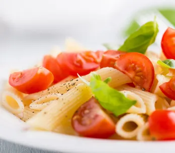 12 ensaladas de pasta ligeras, rápidas y deliciosas para combatir el calor este verano