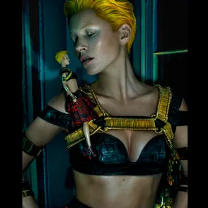 Kate Moss más andrógina que nunca para Alexander McQueen