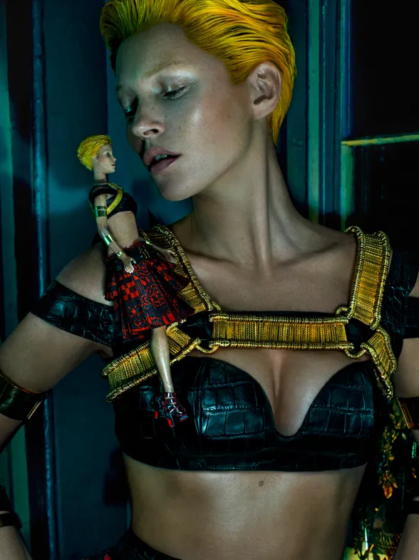 Kate Moss más andrógina que nunca para Alexander McQueen