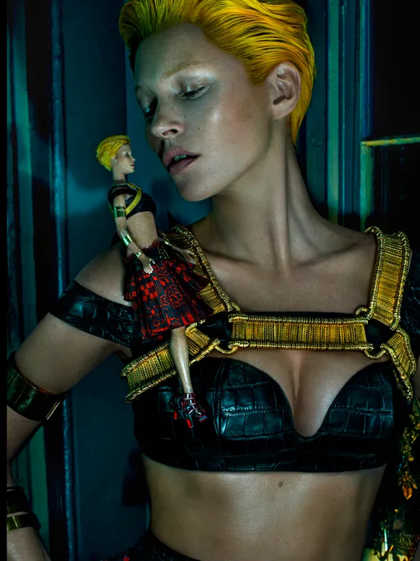 Kate Moss más andrógina que nunca para Alexander McQueen