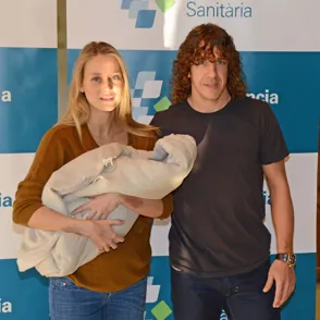 Carles Puyol y Vanesa Lorenzo presentan a su hija Manuela