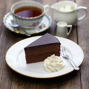 Cómo hacer tarta Sacher: la receta de la famosa tarta de chocolate austriaca