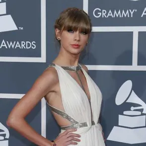 Taylor Swift finds it easy to keep her clothes on