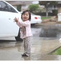 Vidéo buzz : Une petite fille qui voit la pluie pour la première fois, ça donne ça !