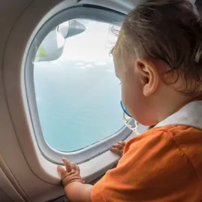 Cómo sobrevivir a un viaje en avión si tu hijo pequeño llora