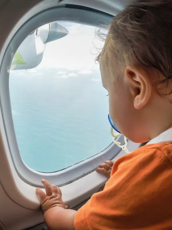 Cómo sobrevivir a un viaje en avión si tu hijo pequeño llora