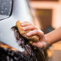 Come pulire velocemente l'automobile dentro e fuori
