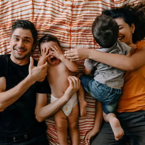 Co-Sleeping: So schlafen alle gut und sicher im Familienbett