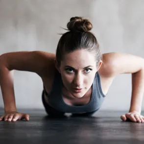 Burpees: qué son, cómo hacerlos y rutinas para ponerte en forma
