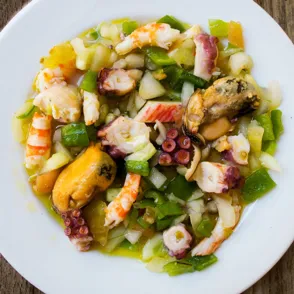 ¿Cómo se cocina el salpicón de marisco? 3 recetas refrescantes