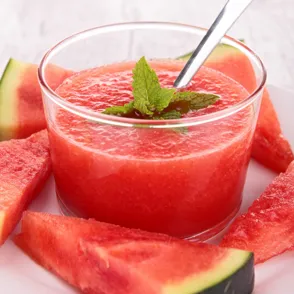 Cómo hacer gazpacho de sandía: la receta más fresquita del verano