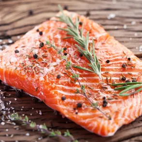 Así se hace el salmón marinado con hierbas aromáticas, una receta fresca y ¡muy saludable!