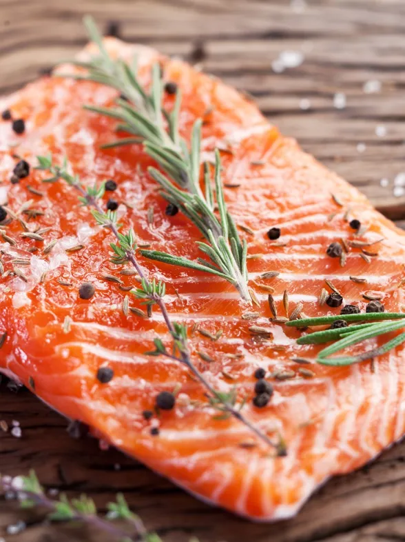 Salmón marinado casero: cómo hacerlo paso a paso