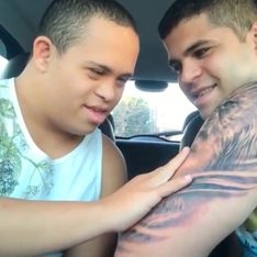Il se tatoue le visage de son frère trisomique, sa réaction est adorable (Vidéo)