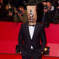 Attore famoso si presenta sul red carpet con un sacchetto in testa