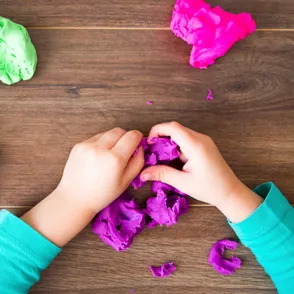 Por qué tu hijo debería jugar con plastilina