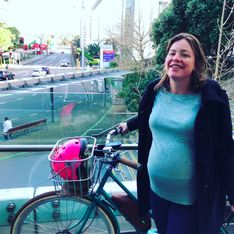 En Nouvelle-Zélande, une ministre écologiste se rend à son accouchement en vélo
