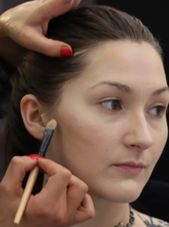 Tutorial de maquillaje: Cómo definir el rostro como Victoria Beckham