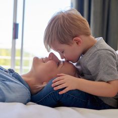 Ce petit garçon voit sa mère qui sort du coma et sa réaction est adorable