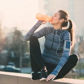 Las mejores botellas para hacer deporte que toda 'fit girl' querrá tener