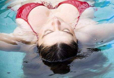 Une association de natation demande aux femmes de ne pas montrer leur petit ventre en bikini