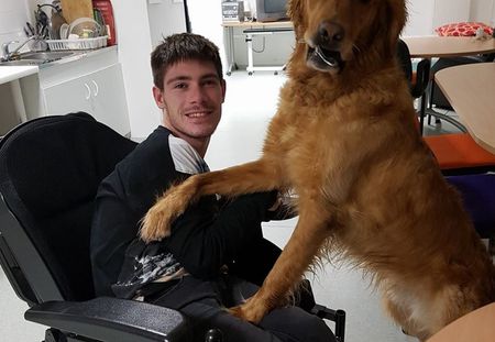 Handicapé, il est prié de quitter le magasin avec son chien d’assistance... Sa réponse est parfaite ! (Vidéo)