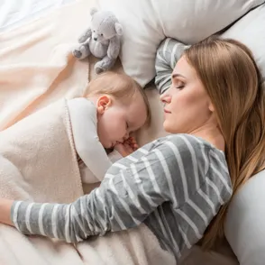 ¿Debería el bebé dormir solo o en la misma cama que los padres?