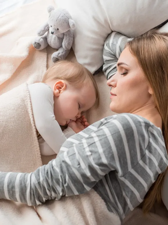 ¿Debería el bebé dormir solo o en la misma cama que los padres?