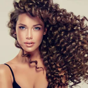 10 peinados para pelo rizado desenfadados y con personalidad para lucir natural y elegante