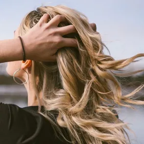 10 cosas que no deberías hacer si tienes el pelo graso