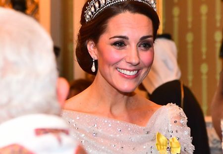 En robe blanche pailletée, Kate Middleton se la joue Cendrillon des temps modernes