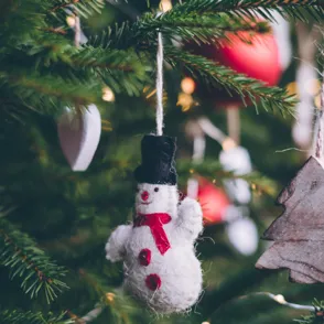 5 árboles de navidad originales para casas con poco espacio