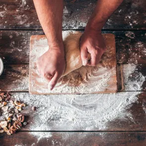 ¡Con las manos en la masa! Receta de pan con castañas y arándanos rojos