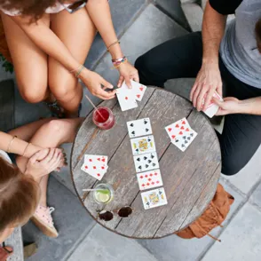 Los mejores juegos de cartas del momento para ratos muy divertidos