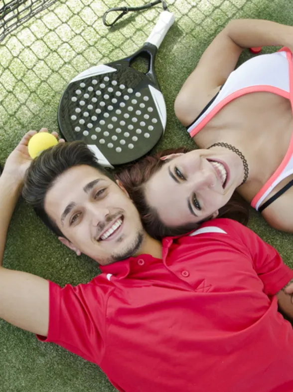 Descubre los beneficios del pádel y los accesorios más top