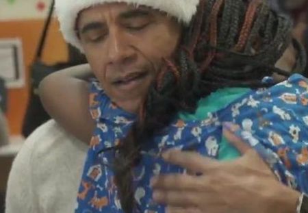 Barack Obama joue au Père Noël pour les enfants malades (vidéo)