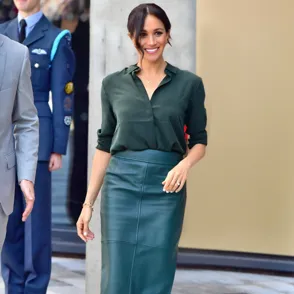 La falda de piel es la tendencia de la temporada: ¿cómo combinarla?