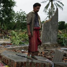 Tsunami : un pêcheur indonésien doit faire un choix impossible entre sauver sa mère et son fils de la noyade ou son épouse