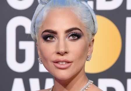 Avec 5 millions de dollars de bijoux sur elle, Lady Gaga fait sensation aux Golden Globes